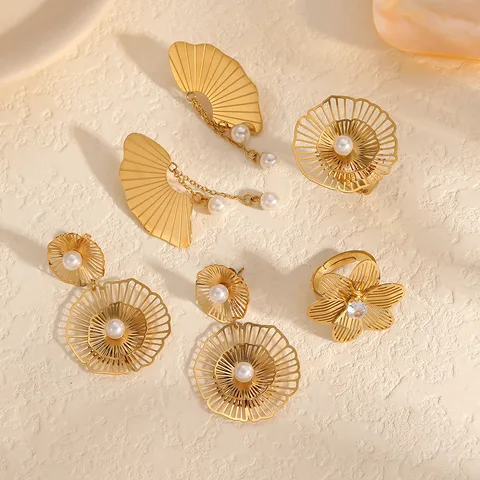 1 Pair Retro Exaggerated Geometric Flower Plating Hollow Out Inlay 304 Stainless Steel Pearl 18K Gold Plated Ear Studs