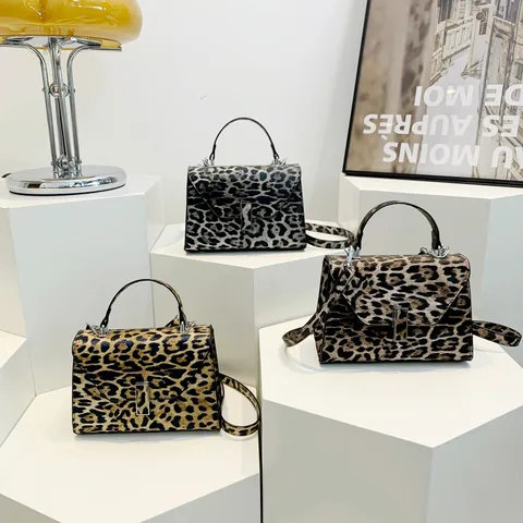 Women's Pu Leather Leopard Sexy Classic Style Streetwear Sewing Thread Square Flip Cover Crossbody Bag