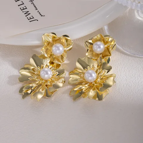 1 Pair Retro Exaggerated Flower Plating Inlay Iron Pearl Ear Studs