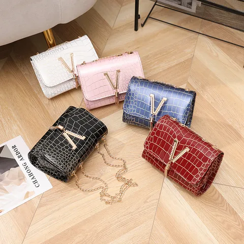 Crocodile Print Shoulder Small Square Bag  New Fashionable Versatile High Quality V-shaped Tassel Crossbody Paper Leather Bag