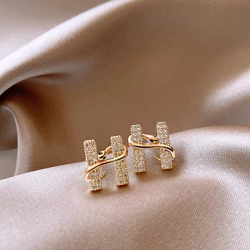 1 Pair Casual Artistic Commute Letter Alloy Ear Studs display picture 5