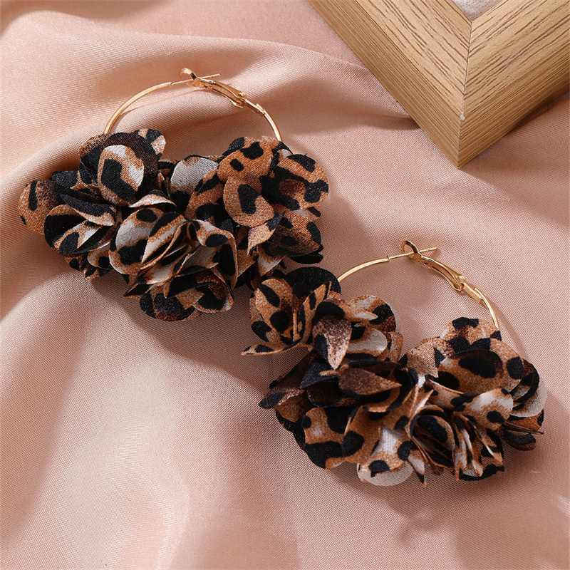 1 Pair Simple Style Classic Style Leopard Alloy Cloth Earrings display picture 1