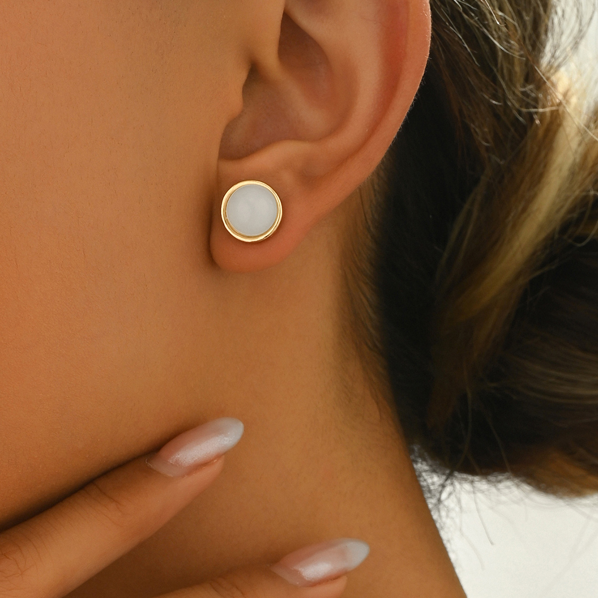 1 Pair Casual Cute Circle Synthetic Resin Ear Studs display picture 2