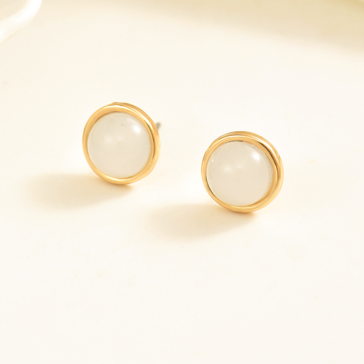 1 Pair Casual Cute Circle Synthetic Resin Ear Studs display picture 4