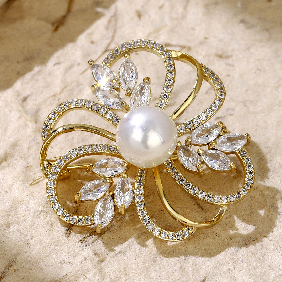 Glam Shiny Heart Shape Flower Grain Copper Inlay Pearl Zircon Women's Brooches display picture 25