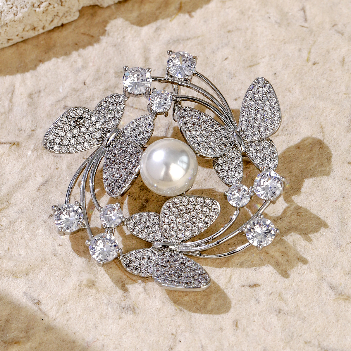 Glam Shiny Heart Shape Flower Grain Copper Inlay Pearl Zircon Women's Brooches display picture 38