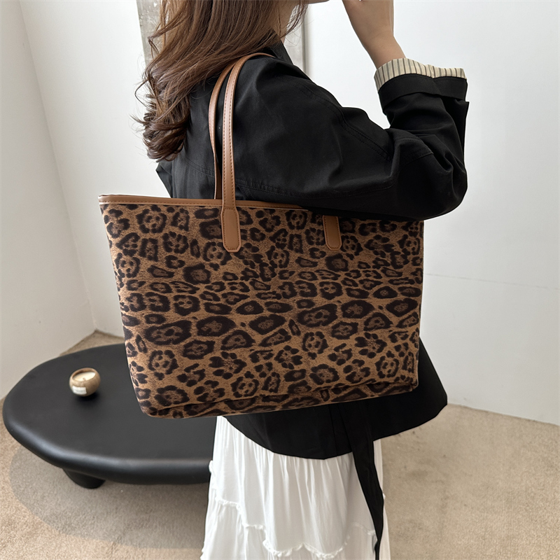 Women's Pu Leather Leopard Streetwear Square Open Shoulder Bag display picture 2