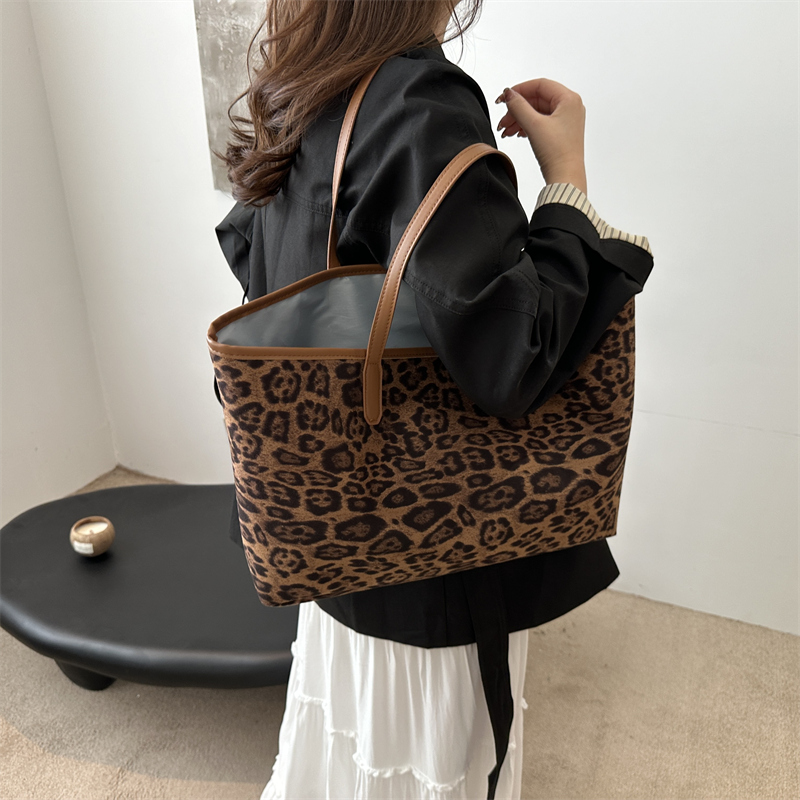 Women's Pu Leather Leopard Streetwear Square Open Shoulder Bag display picture 4