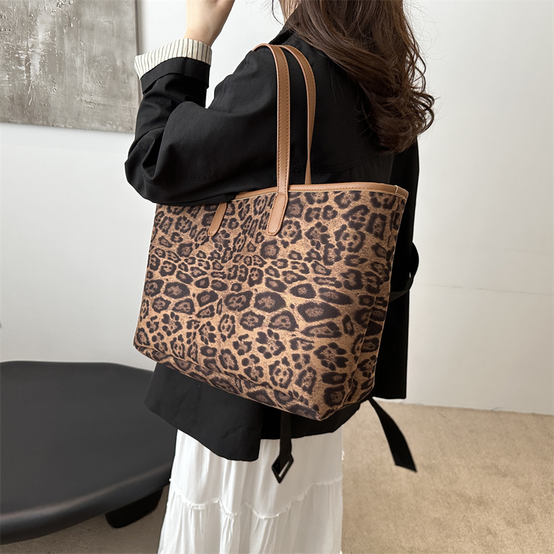 Women's Pu Leather Leopard Streetwear Square Open Shoulder Bag display picture 3