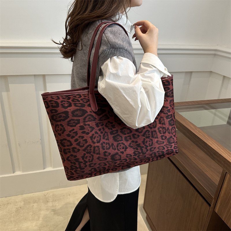 Women's Pu Leather Leopard Streetwear Square Open Shoulder Bag display picture 1