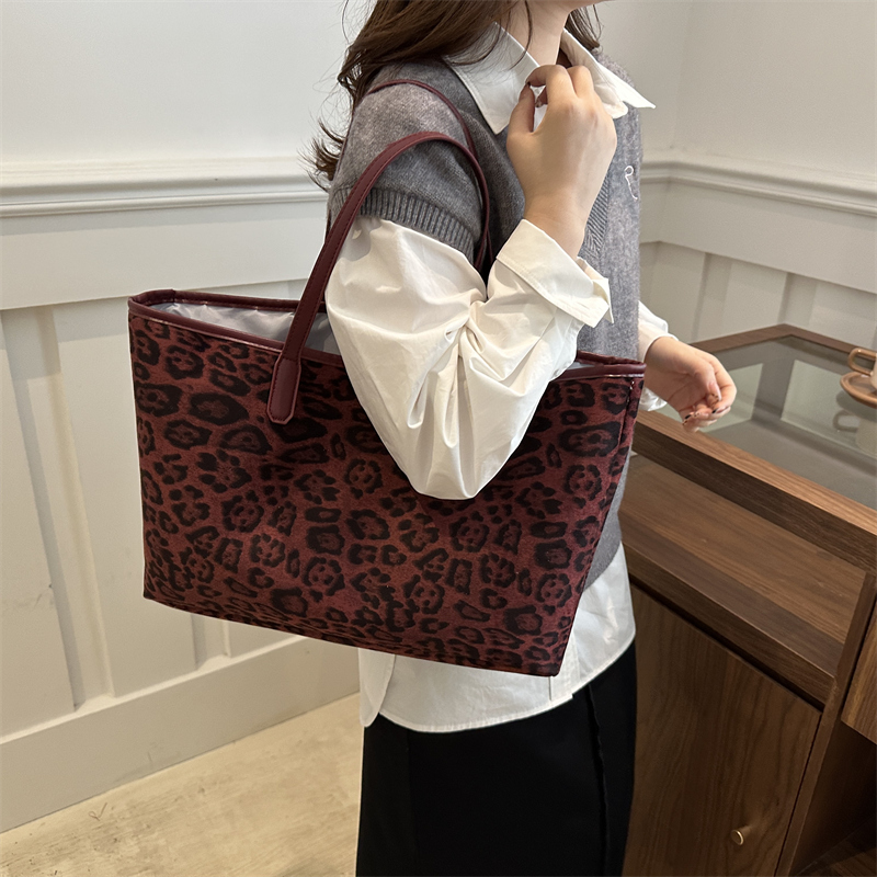 Women's Pu Leather Leopard Streetwear Square Open Shoulder Bag display picture 6