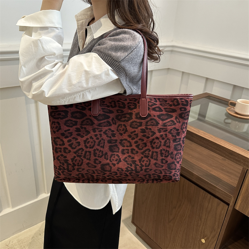 Women's Pu Leather Leopard Streetwear Square Open Shoulder Bag display picture 5