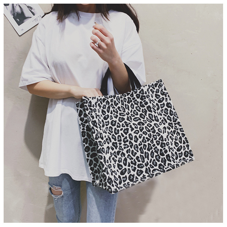 Canvas Women's Bag  New Korean-style Animal Pattern Internet Popular Tote Bag Simple Design Canvas Mending Class Bag For College Students display picture 10