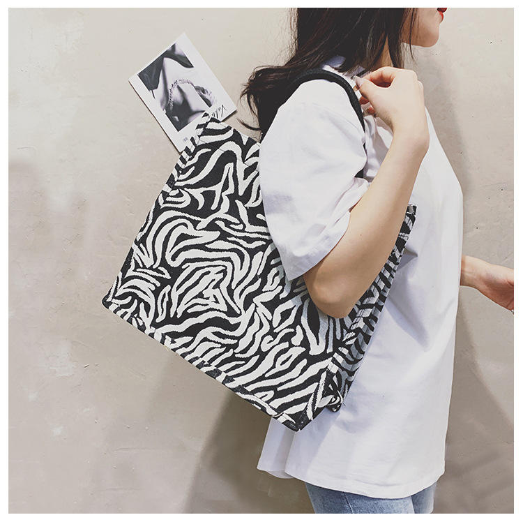 Canvas Women's Bag  New Korean-style Animal Pattern Internet Popular Tote Bag Simple Design Canvas Mending Class Bag For College Students display picture 13